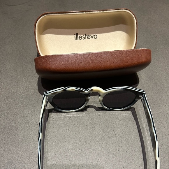 Illesteva Leonard Sunglasses in Horn frame and black lenses - Picture 3 of 8